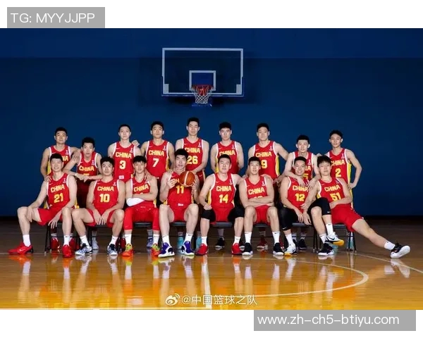 中国男篮蓝队迎战澳洲队全力争胜展现实力与团队精神